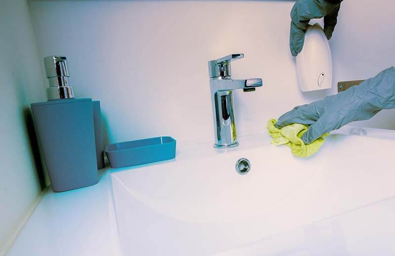 Bathtub limescale removal